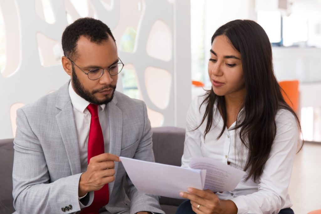 employee-or-independent-contractor-nevada Nevada worker reviewing employment classification with an employment attorney