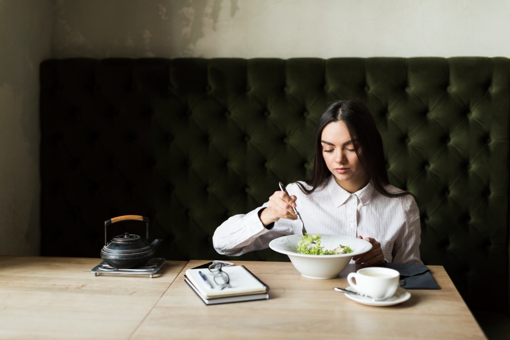 Hospitality employee taking a meal break during a work shift in Nevada