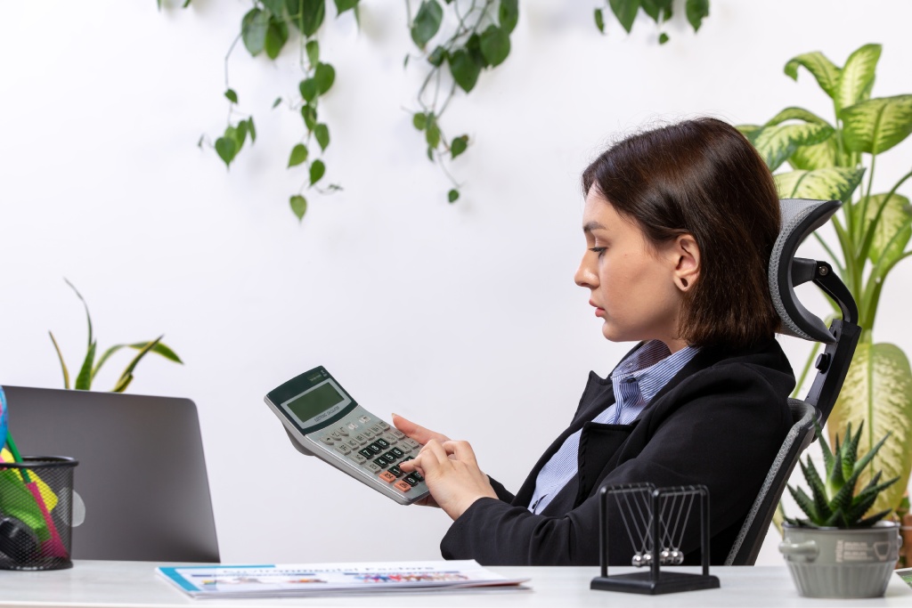 Sales professional calculating unpaid commissions in a Nevada workplace