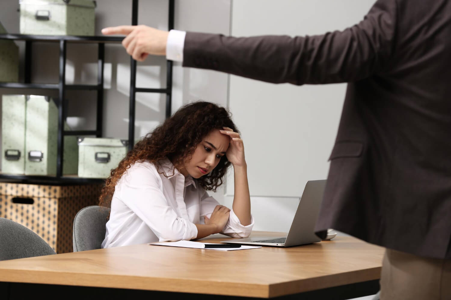 Una renuncia puede plantear un posible caso de despido constructivo cuando las condiciones laborales se vuelven legalmente intolerables.
