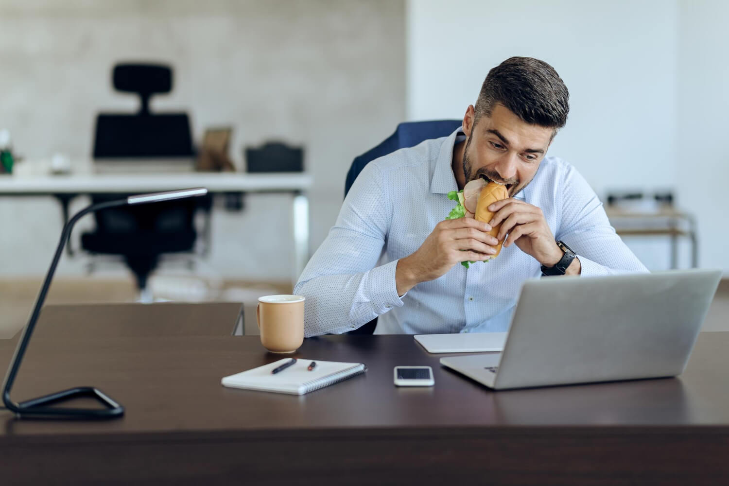 Trabajador revisando su horario y período de comida en Nevada
