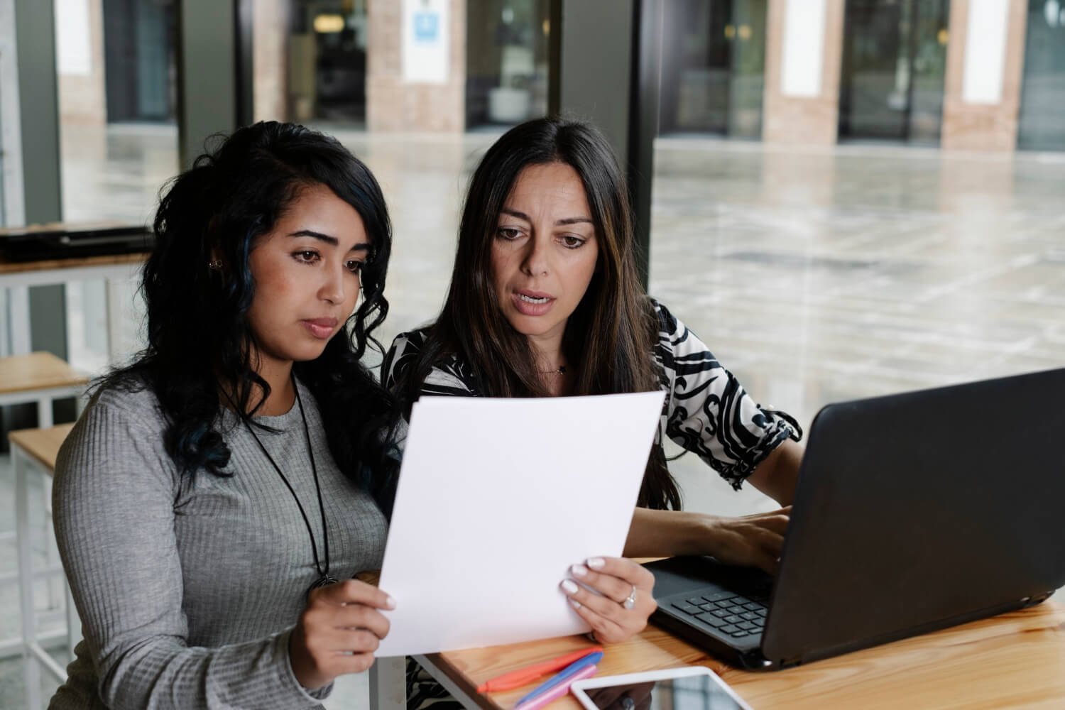 Evidencia de discriminación racial laboral en Nevada ante NERC o EEOC