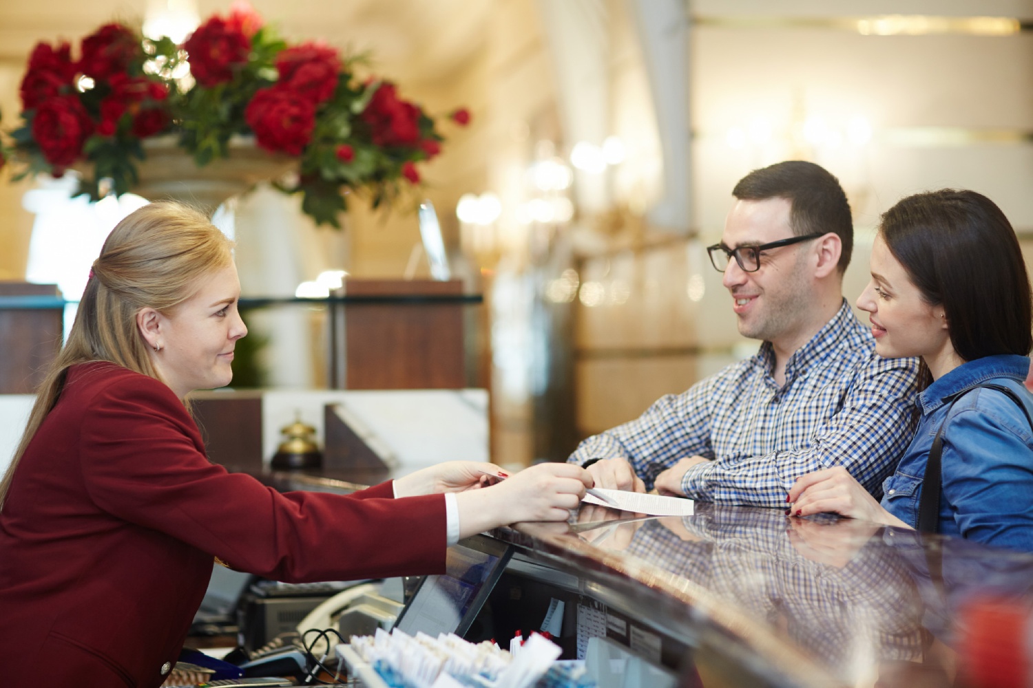 Horas extras no pagadas en Nevada para empleados de hoteles y restaurantes que revisan sus horarios de trabajo y recibos de pago.
