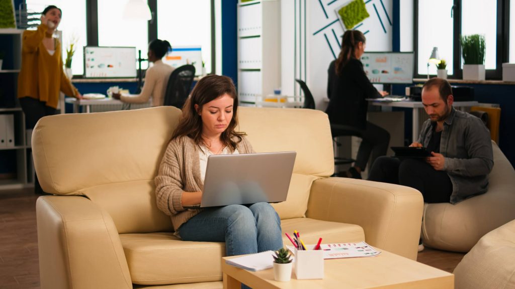 acomodacion razonable trabajo nevada: empleado conversa con recursos humanos sobre una adaptación laboral por discapacidad