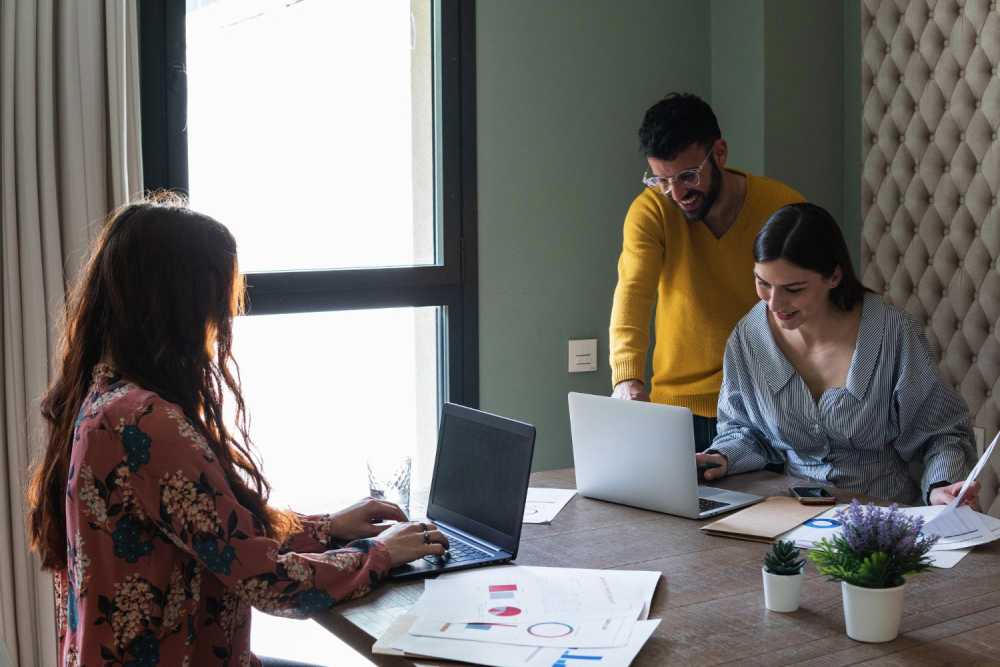 Employee discussing reasonable workplace accommodations with an HR manager