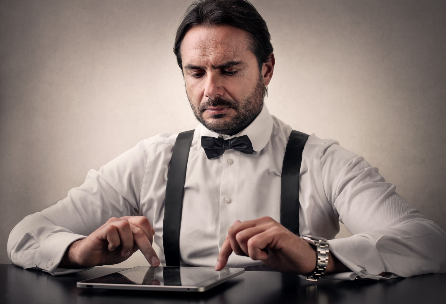 Empleado de casino de Las Vegas consultando documentos sobre un posible despido injustificado