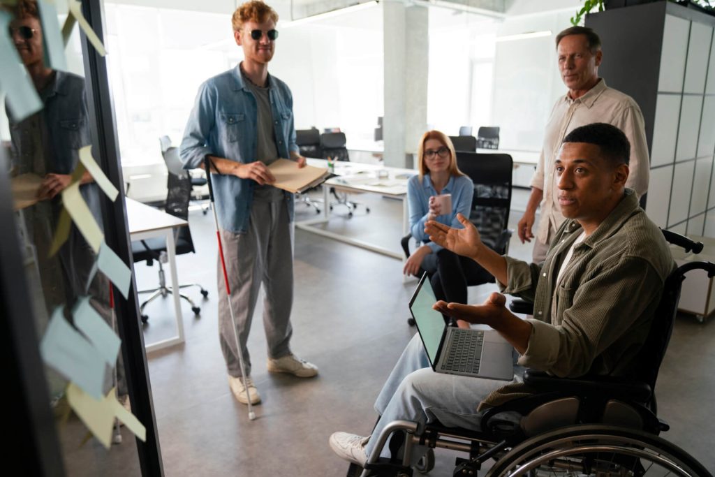 discriminacion por discapacidad trabajo nevada: empleado que conversa con recursos humanos sobre adaptaciones razonables en el lugar de trabajo