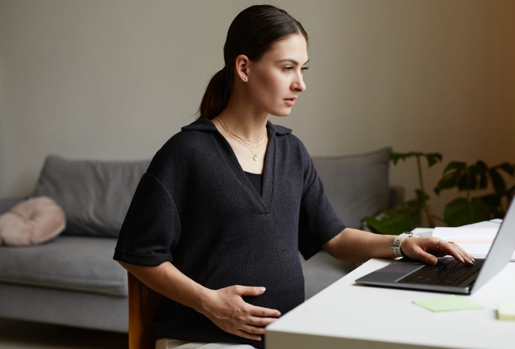 Pregnant employee discussing a pregnancy disability leave schedule with her employer in California