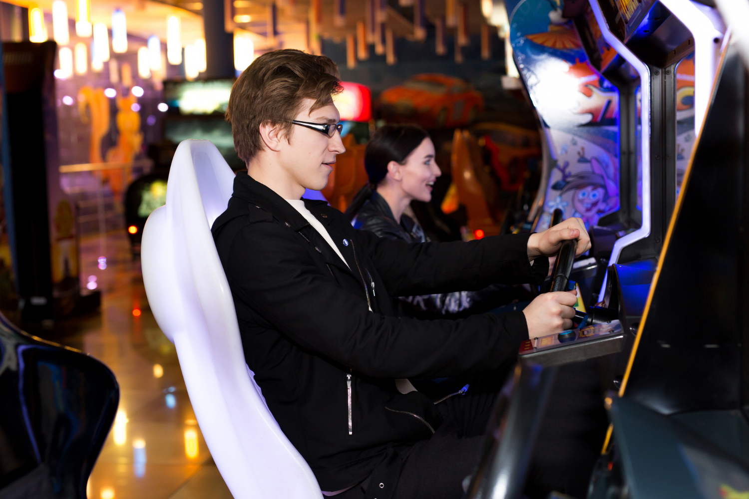 Empleado de casino en Nevada revisando una notificación sobre su registro de juego