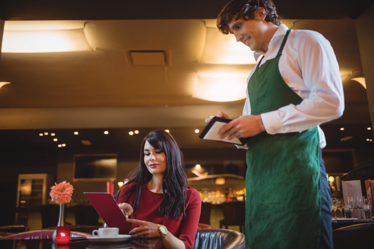 Trabajador de restaurante calculando salarios y propinas en Nevada